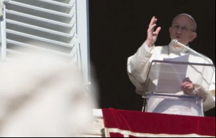 El Papa Francisco bendice a los fieles en la Plaza de San Pedro. Foto: Daniel Ibu00e1u00f1ez / ACI Prensa 