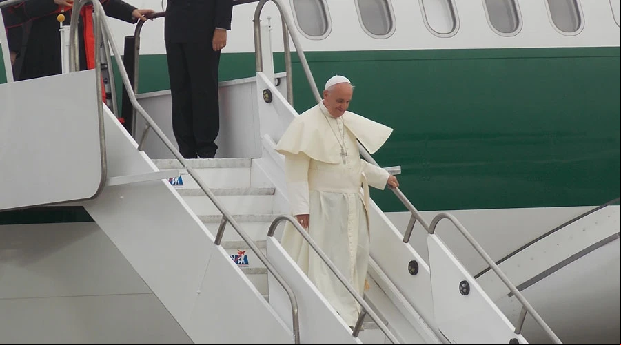 El Papa Francisco desciende del aviu00f3n papal. Cru00e9dito: Walter Su00e1nchez Silva / ACI Prensa?w=200&h=150
