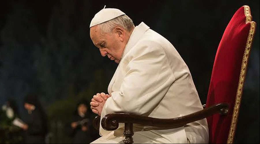 Papa Francisco en oraciu00f3n. Foto: Vatican Media?w=200&h=150