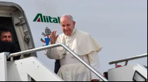 Imagen referencial/Papa Francisco sube al avión. Crédito: Vatican Media