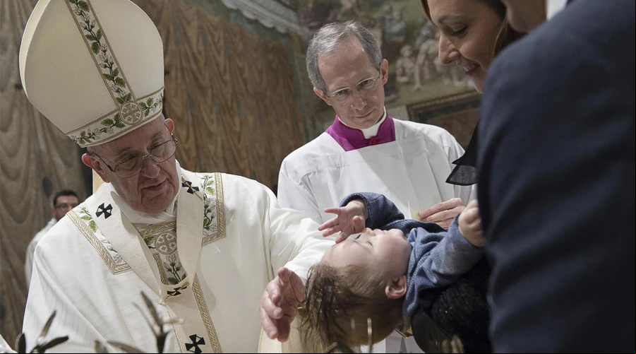 El Papa Francisco bautiza un bebu00e9 en el Vaticano en 2016. Foto: Vatican Media?w=200&h=150