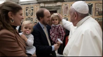 Papa Francisco bendice una familia en el Vaticano. Foto: Vatican Media