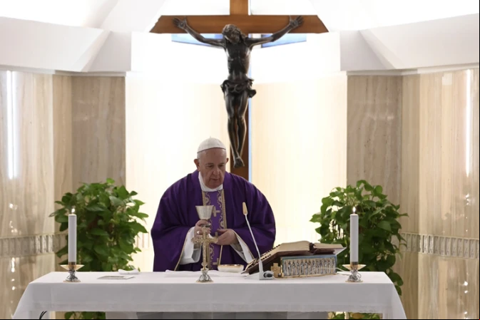 El Papa reza para que los pastores acompañen al pueblo de Dios ante crisis del coronavirus