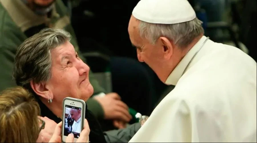 Imagen referencial. Papa Francisco con una anciana. Foto: Daniel Ibu00e1u00f1ez / ACI Prensa?w=200&h=150