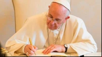Imagen referencial. Papa Francisco escribiendo. Foto: Vatican Media