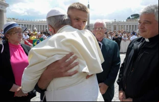 El Papa da un abrazo a Tomasz Komenda, condenado injustamente a 20 au00f1os de cu00e1rcel. Foto: Vatican Media 