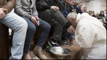 Imagen referencial. Papa Francisco lavando pies en el Jueves Santo de 2018. Foto: Vatican Media