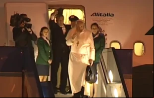 El Papa Francisco se despide de Turquu00eda antes de ingresar al aviu00f3n 