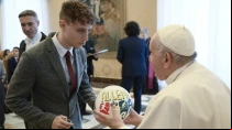 Papa Francisco con joven de la Acciu00f3n Catu00f3lica. Cru00e9dito: Vatican Media