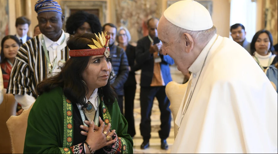 Papa Francisco saluda a mujer indu00edgena. Foto: Vatican Media?w=200&h=150