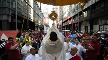 FOTOS: Miles participan en procesiu00f3n eucaru00edstica en Times Square