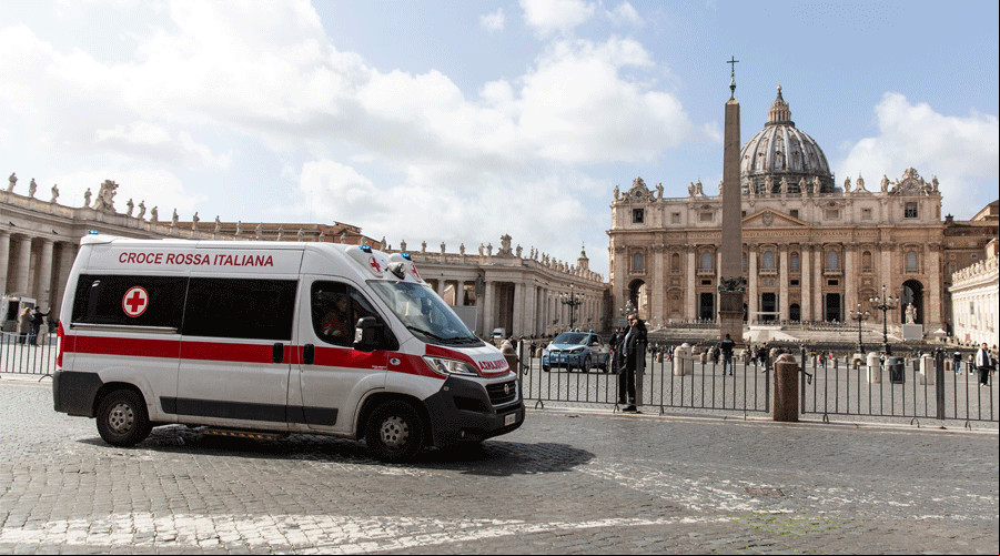 Una ambulancia junto al Vaticano esta mau00f1ana. Foto: Daniel Ibu00e1u00f1ez / ACI Prensa?w=200&h=150
