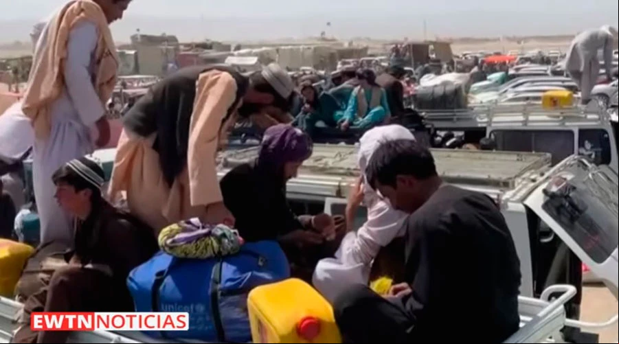Familias afganas huyen de Kabul tras la llegada de los talibanes. Foto: EWTN Noticias?w=200&h=150