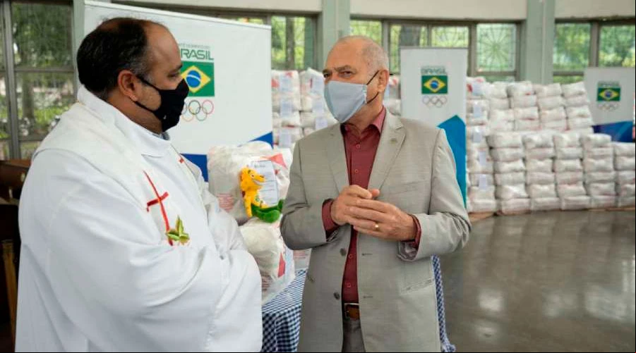 El presidente del COB, Paulo Wanderley, entrega las canastas bu00e1sicas al P. Omar Raposo / Cru00e9dito: Rafael Bello / COB?w=200&h=150