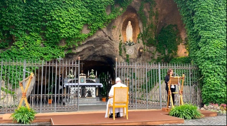 El Papa pone en manos de la Virgen a la humanidad golpeada por el coronavirus