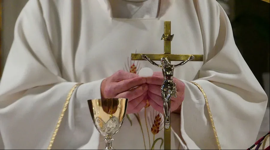 Imagen referencial. Sacerdote celebrando Misa. Cru00e9dito: Pixabay?w=200&h=150