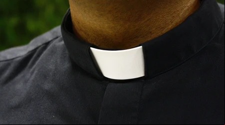  Golpean a sacerdote anciano durante asalto a su casa en Espau00f1a