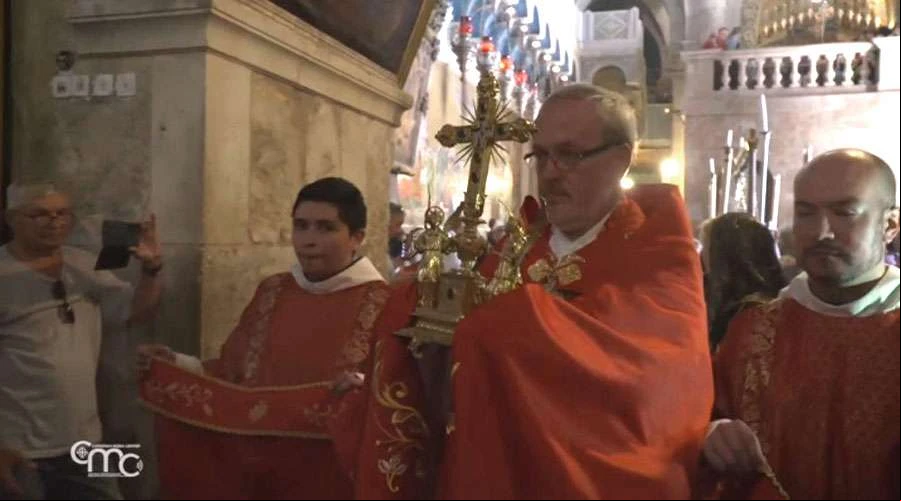 Mons. Pizzaballa durante una ceremonia religiosa en el Santo Sepulcro. Foto: Captura de Youtube?w=200&h=150