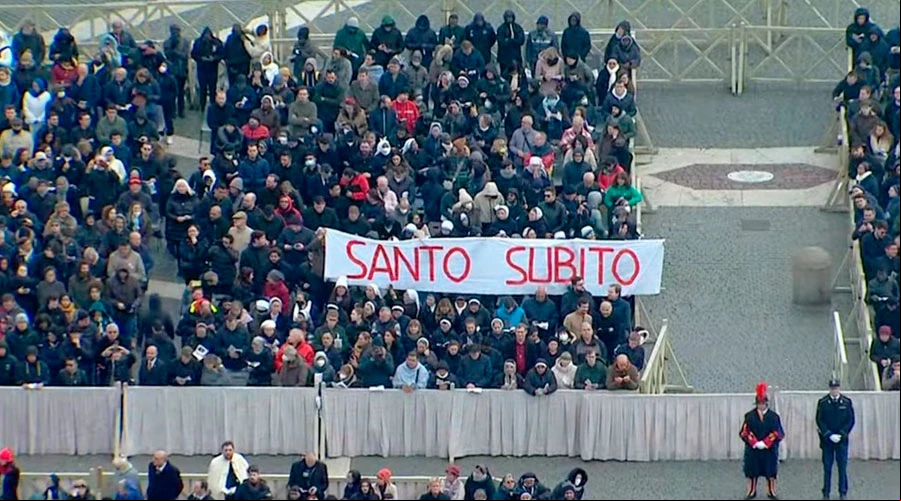 El letrero de Santo Su00fabito en la Misa de funeral de Benedicto XVI. Cru00e9dito: Captura Vatican Media?w=200&h=150