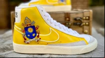 Tenis personalizado obsequiado por el P. Jim Sichko al Papa Francisco. Cru00e9dito: Twitter / @JimSichko.