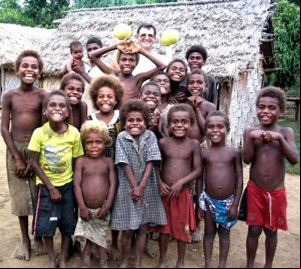 P. Antonio Lu00f3pez junto con niu00f1os de la Repu00fablicad de Vanuatu. Foto: Web Hermanos del Sagrado Corazu00f3n?w=200&h=150