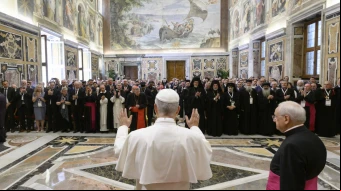 El Papa León XIV saluda a los participantes del Simposio “Nicea y la Iglesia del Tercer Milenio: Hacia la Unidad Católico-Ortodoxa” en la audiencia que sostuvieron este sábado 7 de junio en el Vaticano.
