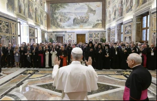 El Papa León XIV saluda a los participantes del Simposio “Nicea y la Iglesia del Tercer Milenio: Hacia la Unidad Católico-Ortodoxa” en la audiencia que sostuvieron este sábado 7 de junio en el Vaticano. Crédito: Vatican Media.