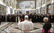 El Papa León XIV saluda a los participantes del Simposio “Nicea y la Iglesia del Tercer Milenio: Hacia la Unidad Católico-Ortodoxa” en la audiencia que sostuvieron este sábado 7 de junio en el Vaticano.