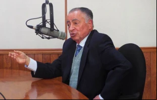 Ministro en retiro Mariano Azuela en un programa de radio. Crédito: Comisión Mexicana de Derechos Humanos