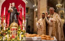 El Custodio Franciscano de Tierra Santa bendice el pan de San Antonio.