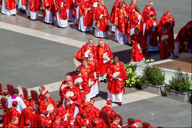 Cardenales en procesión durante el funeral del Papa Francisco
