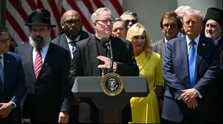 Mons. Robert Barron habla junto al presidente Donald Trump