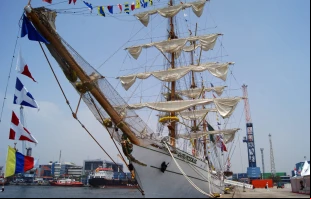 Buque escuela "Cuauhtémoc" anclado en el puerto de Tanjung Priok (Indonesia), el 2 de septiembre de 2024. Crédito: DANIEL SUPRIYONO / Shutterstock.