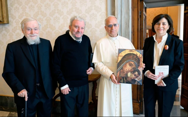Los el Equipo Internacional del Camino Neocatecumenal, Kiko Argüello, P. Mario Pezzi y María Ascensión Romero, junto al Papa León XIV. Crédito: Vatican Media.