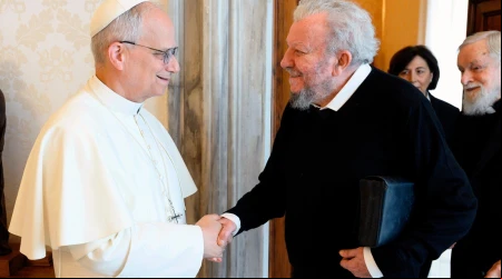 El Papa León XIV saluda al iniciador del Camino Neocatecumenal, Kiko Argüello.