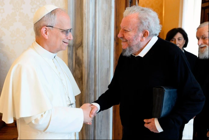El Papa León XIV saluda al iniciador del Camino Neocatecumenal, Kiko Argüello.