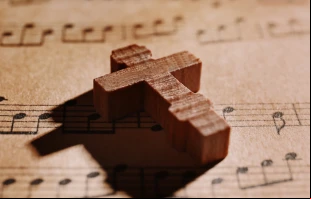 Canciones para vivir el Triduo Pascual. Crédito: Africa Studio-Shutterstock.