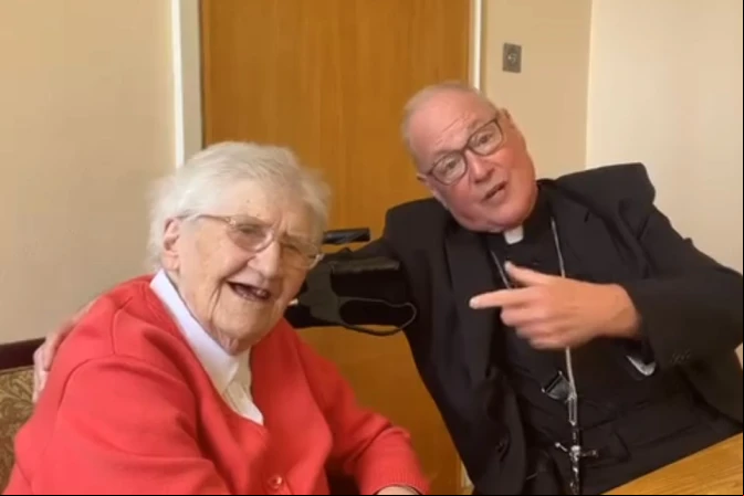 Cardenal Timothy Dolan con la hermana Mary Bosco, religiosa de 100 años. 14052025