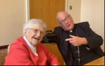 Cardenal Timothy Dolan con la hermana Mary Bosco, religiosa de 100 años.