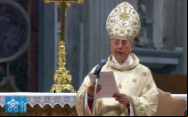 El Cardenal Dominique Mamberti pronuncia su homilía en la novena Misa de los Novendiales el 4 de mayo.