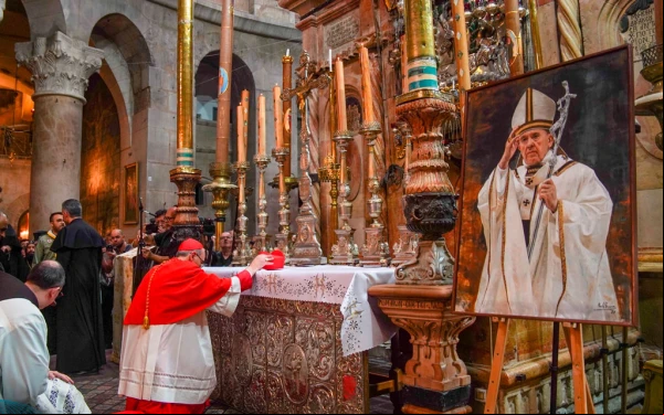 El Cardenal Pizzaballa ante el altar de la iglesia del Santo Sepulcro en Jerusalén. A un lado se aprecia un cuadro del Papa Francisco. Crédito: Latin Patriarchate of Jerusalem, lpj.org