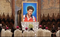 Imagen de Carlo Acutis revelada en la Misa de su beatificación en Asís, Italia, el 10 de octubre de 2020.