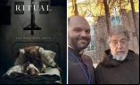 De izquierda a derecha: cartel de la película; el P. Aaron Williams, rector de la Basílica de St. Mary en Natchez, Misisipi (Estados Unidos), sonríe junto al actor Al Pacino.