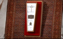 El féretro del Papa Francisco descansa sellado en la Basílica de San Pedro antes de su funeral, el viernes 25 de abril de 2025.