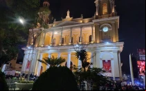 La Catedral de Santa María de Chiclayo (Perú) esta noche, donde se realiza una vigilia de oración y una serenata a la espera de la Misa de inauguración del pontificado de León XIV.