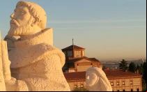 Perspectiva del convento carmelita del Cerro de los Ángeles desde el monumento al Sagrado Corazón.