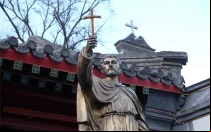 Estatua de San Francisco Javier frente a la Catedral de San José en Pekín (China) el 25 de febrero de 2016.