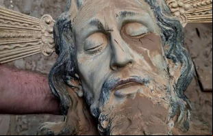 Imagen de Cristo recuperada del barro dejado por las inundaciones en el municipio valenciano de Paiporta, uno de los más afectados por la DANA. Crédito: Arquidiócesis de Valencia.