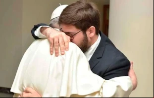 El Papa Francisco abraza al fotógrafo Daniel Ibáñez de EWTN News. Crédito: Vatican Media.