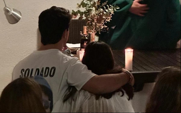 Los influencers católicos Quique Mira y María Lorenzo, durante una Misa en su despedida de solteros. Crédito: Cedida por Quique Mira y María Lorenzo.